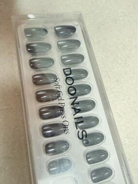 New DooNails Soft Gel Press-On Nails — Medium Round - Black Pearl